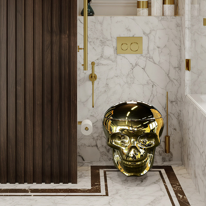 Goldenes Skullpot Totenkopf WC in einem hellen Design-Badezimmer